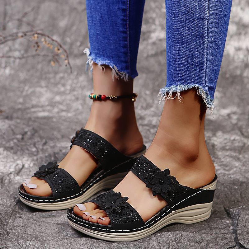 Damen Komfortable und modische Riemensandalen mit floralem Design EB