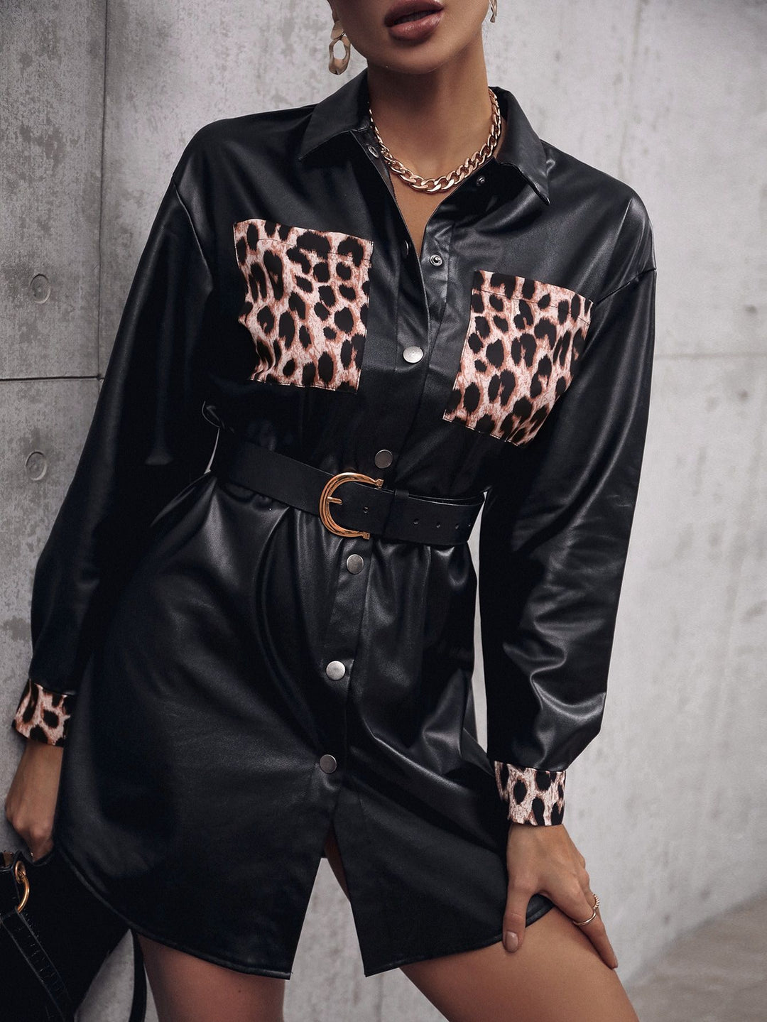 Damen Kunstleder Hemdblusenkleid mit animalischem Print und taillierbarem Gürtel EB