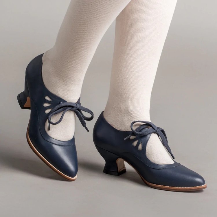 Damen  Vintage-inspirierte Mary-Jane Pumps mit geschwungenem Mittelhochabsatz und Zierlochung EB