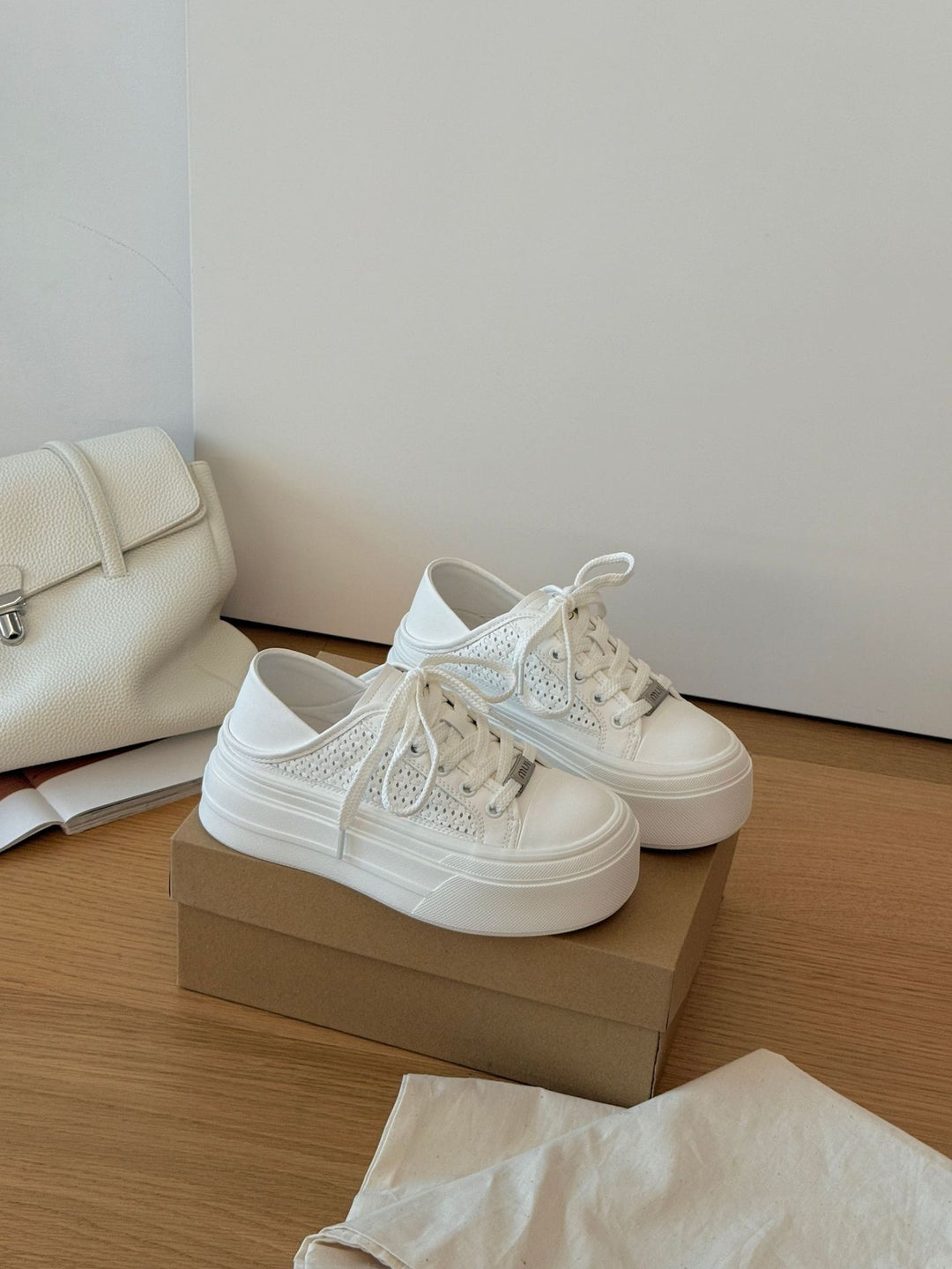 Damen Modische Sneaker mit atmungsaktiver Obermaterialstruktur und stabiler Sohle EB