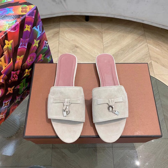 Damen Elegante Slippers aus weichem Wildleder mit dekorativem Riemendesign EB