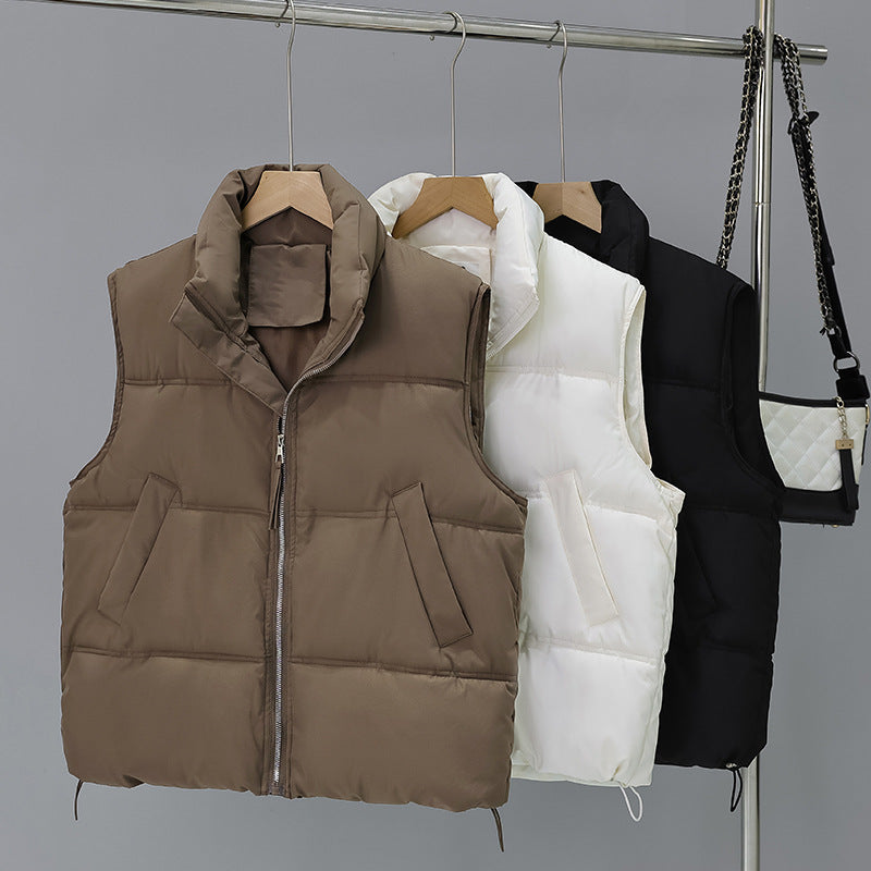 Damen nan kurze wattierte Boxy-Weste mit hohem Schalkragen, verdecktem Reißverschluss und verstellbarem Saum EB