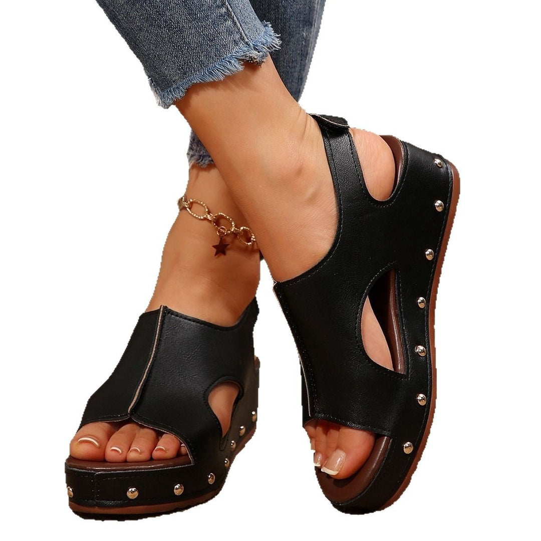 Damen Wedge Sandalen mit modischem Cut-out und elegantem Nietenrand EB