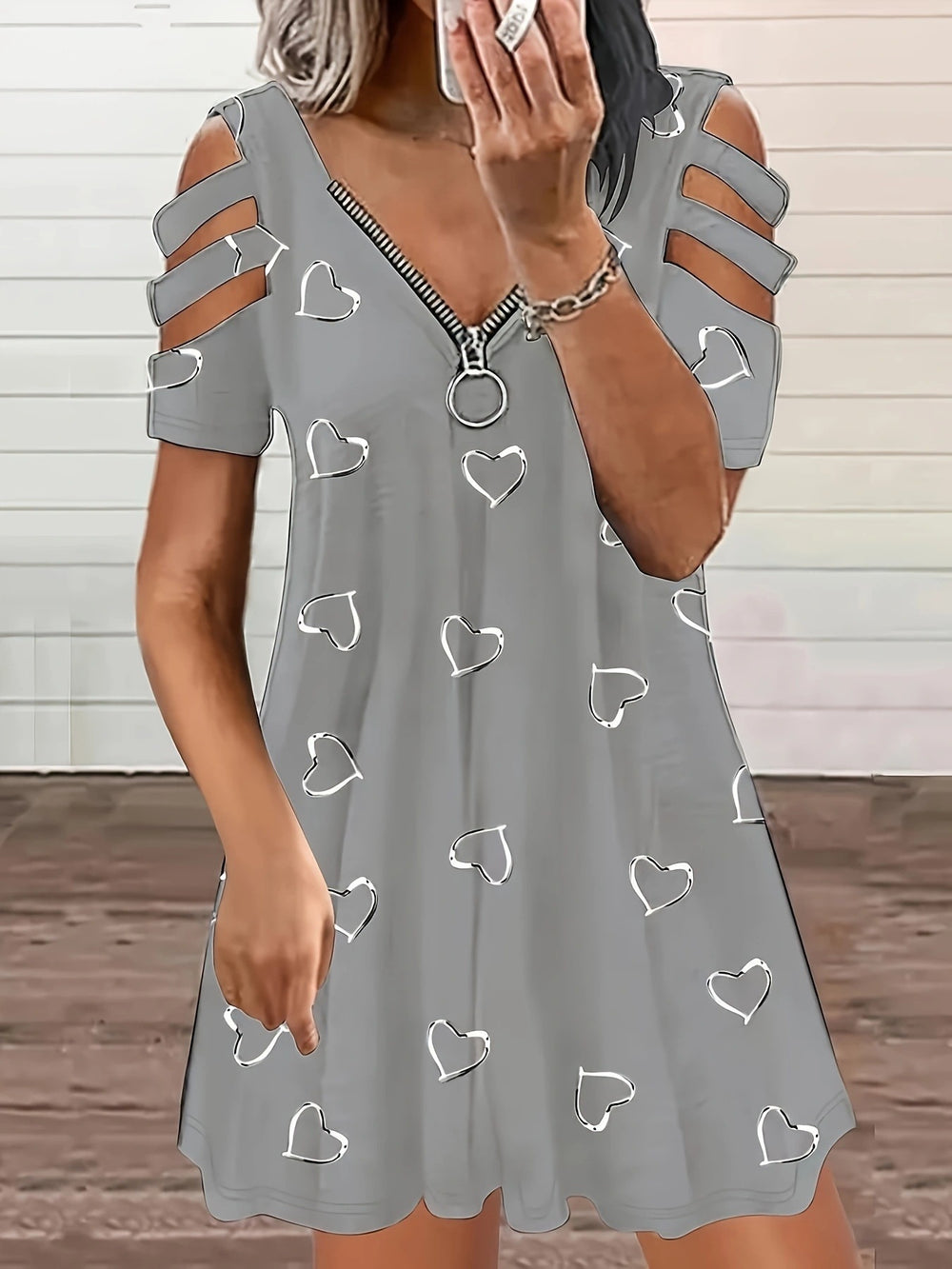 Damen Freizeitkleid mit Cut-Out-Ärmeln und Herzmuster EB