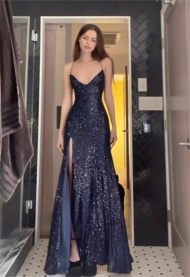 Damen Glamouröses Abendkleid mit funkelndem Paillettenbesatz und elegantem Schlitz EB