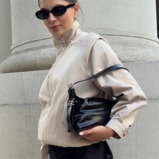 Damen Kunstlederjacke mit hohem Kragen und dekorativen Druckknöpfen EB