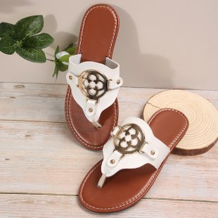 Damen Zehenstegsandalen mit dekorativem Metalldetail und rutschfester Sohle EB