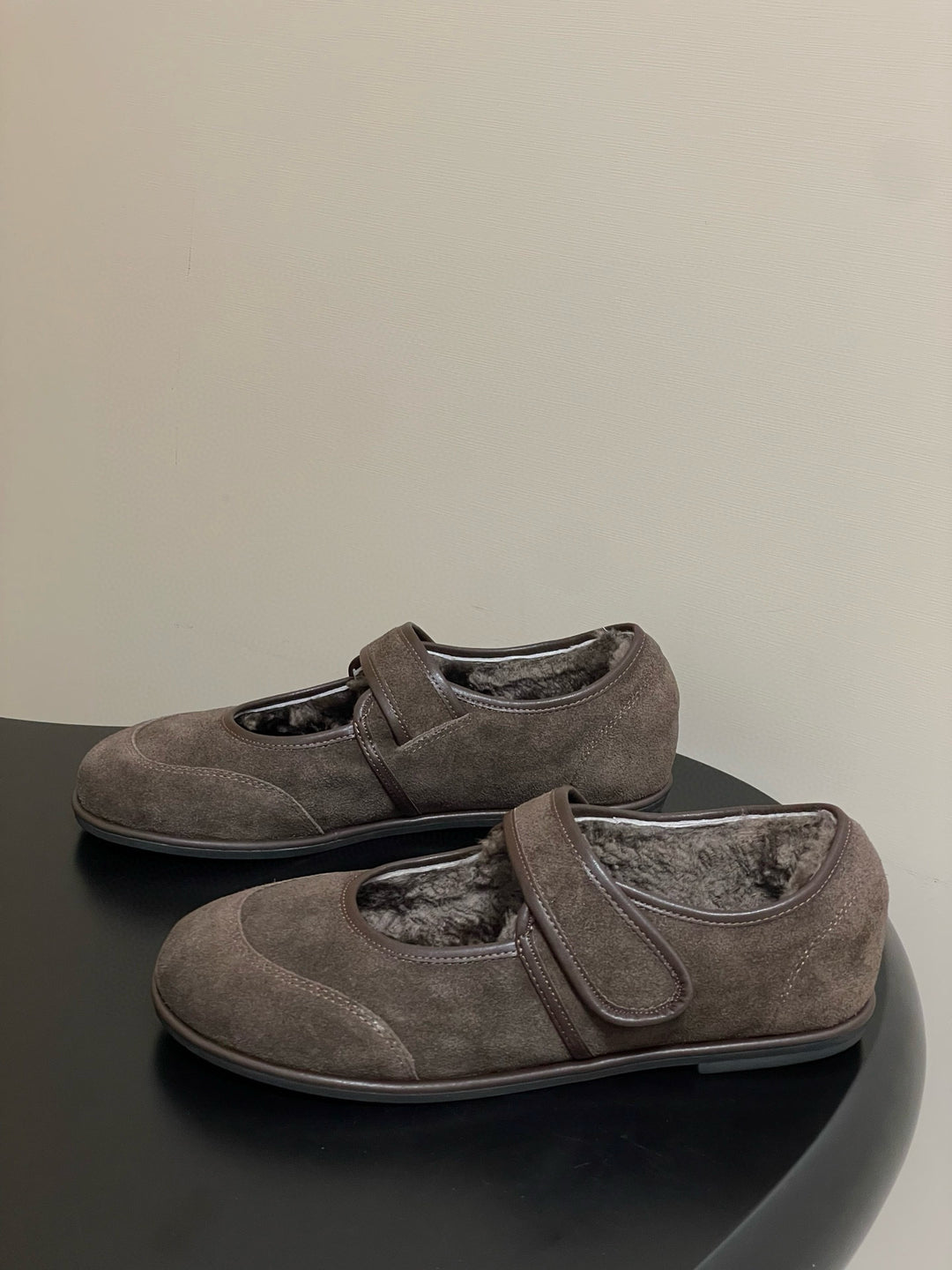 Damen Ballerinas mit verstellbarem Riemen und weichem Wildleder EB
