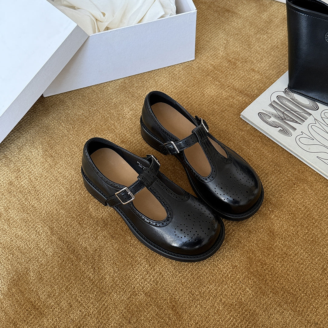 Damen Elegante Mary Jane Schuhe mit dekorativem Riemchen und perforierten Details EB