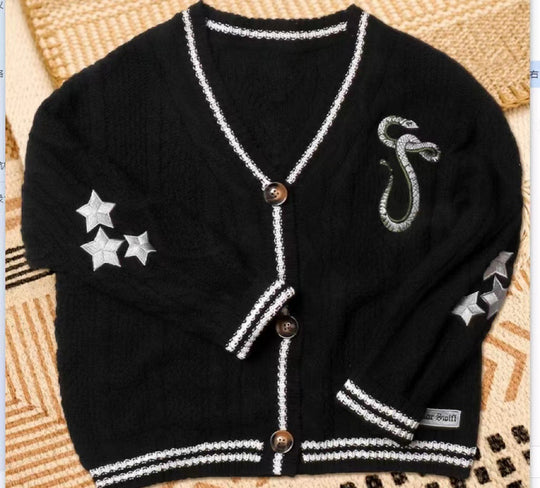 Damen nan gestrickte College-Cardigan mit Zopfmuster, V-Ausschnitt, kontraststreifen und gestickten Applikationen EB