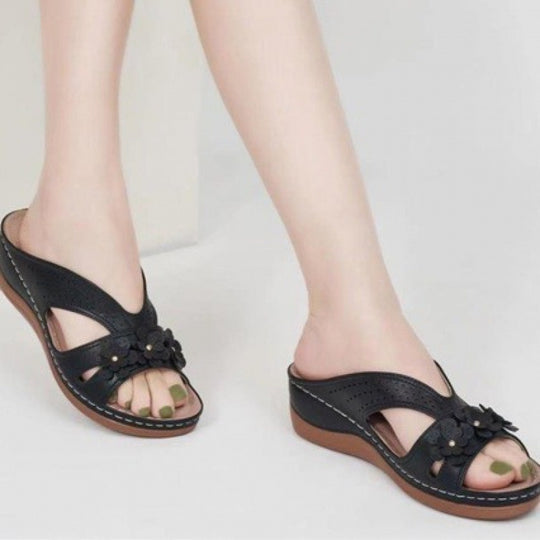 Damen Elegante und komfortable Badesandalen mit floralem Design EB