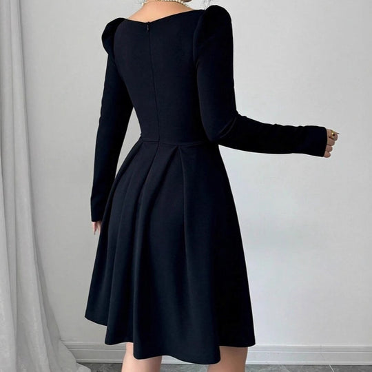 Damen Elegantes Minikleid mit schmalem Quadrat-Ausschnitt und feinem Rüschensaum EB