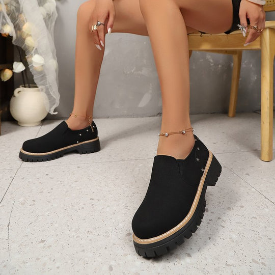 Damen Modische Slipper mit robustem Sohlenprofil und eleganten Nietenakzenten EB