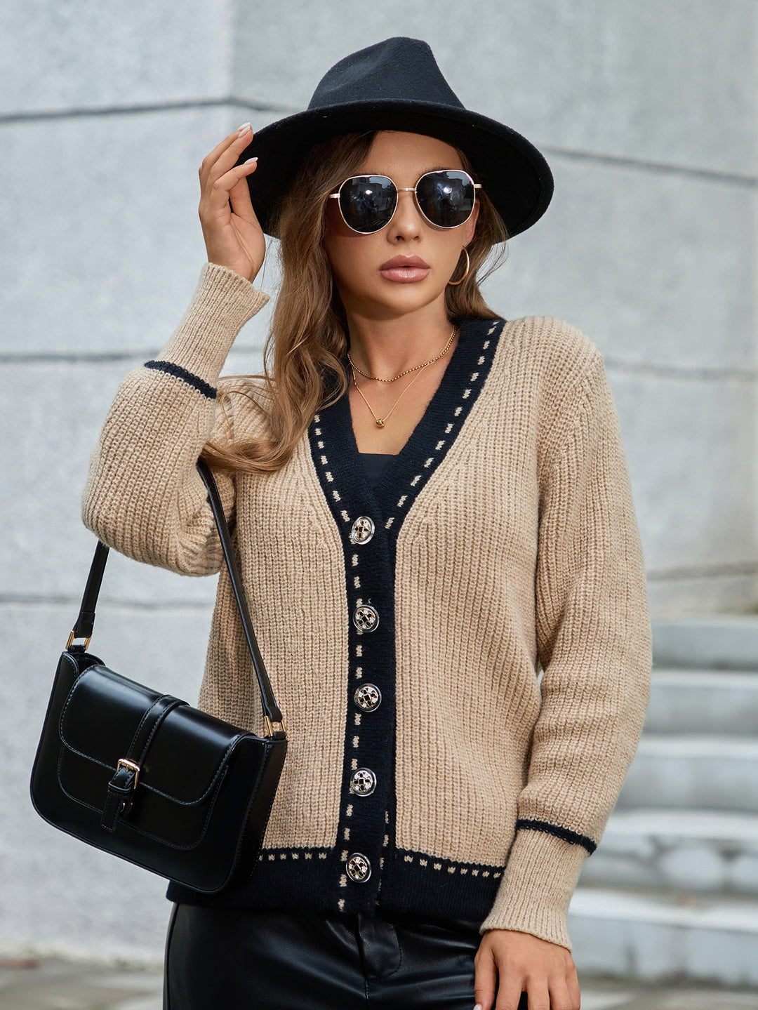 Damen Strickjacke mit eleganter Knopfleiste und kontrastierenden Abschlüssen EB