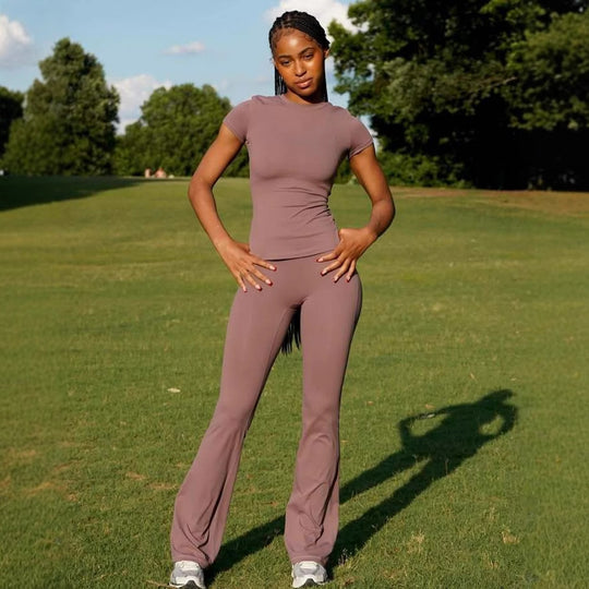 Damen Sportliches Set aus atmungsaktivem Oberteil und weit geschnittenen Leggings EB