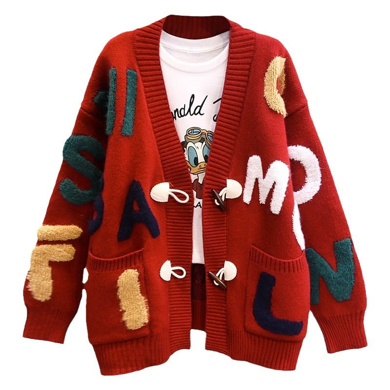 Damen Strickjacke mit buntem Buchstabenmotiv und praktischen Taschen EB