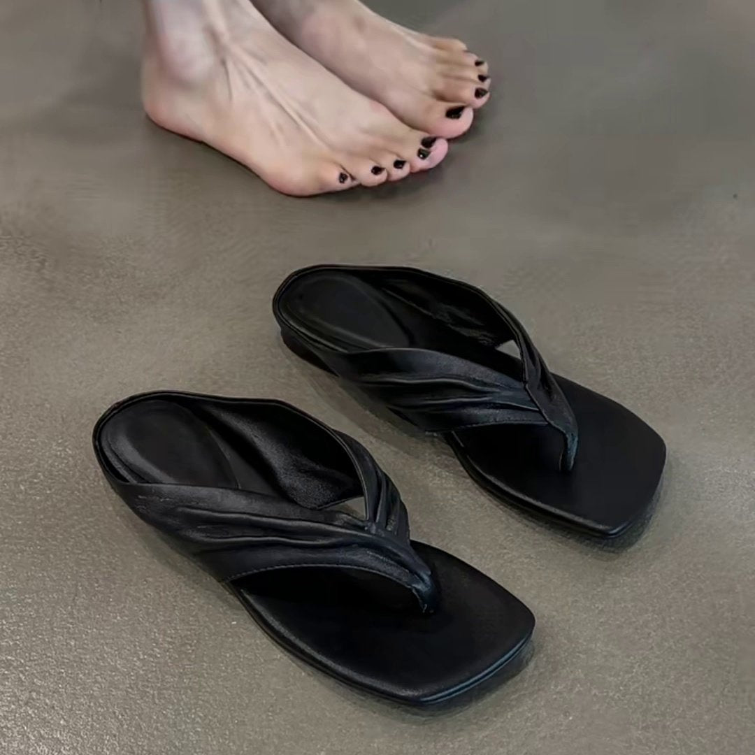 Damen Zehentrenner Sandalen mit geschwungenem Riemendesign und ergonomischer Sohle EB