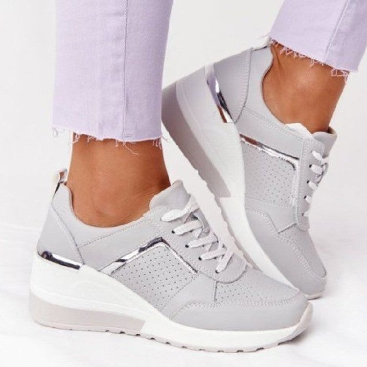 Damen Keil-Sneaker mit perforiertem Obermaterial, gepolstertem Komfortkragen und reflektierenden Metalldetails EB