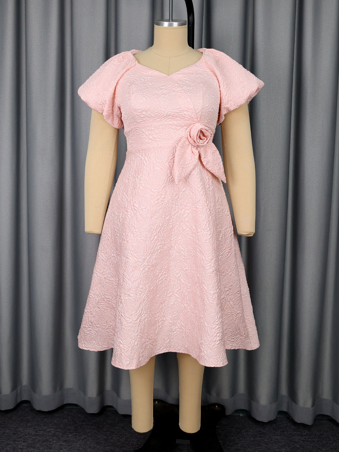 Damen elegantes Kleid mit Schößchen, Blumenapplikation und Puffärmeln EB
