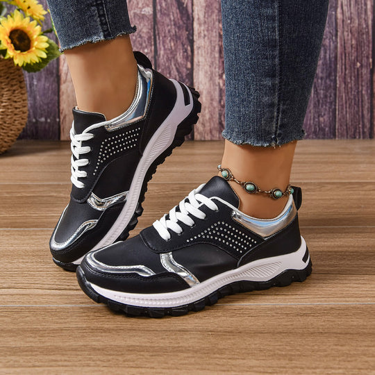 Damen modischer City-Chunky-Sneaker mit Metallic-Akzenten, Ziernieten und dämpfender Leichtsohle EB