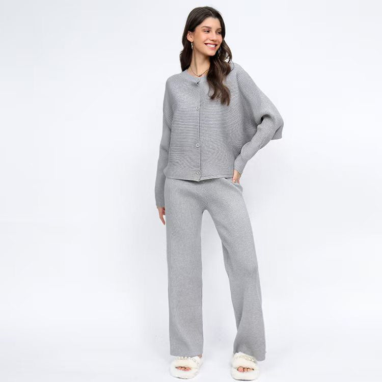 Damen hochwertiges Strick-Lounge-Set mit weiter Schnittführung und Knopfdetails EB