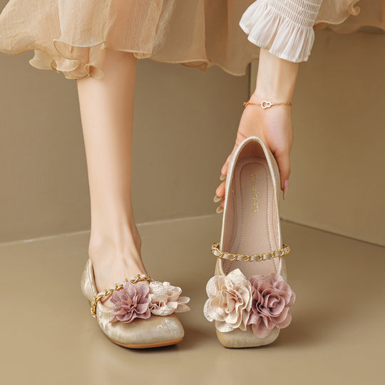 Damen Ballerinas mit dekorativem Blumenakzent und goldener Kette EB