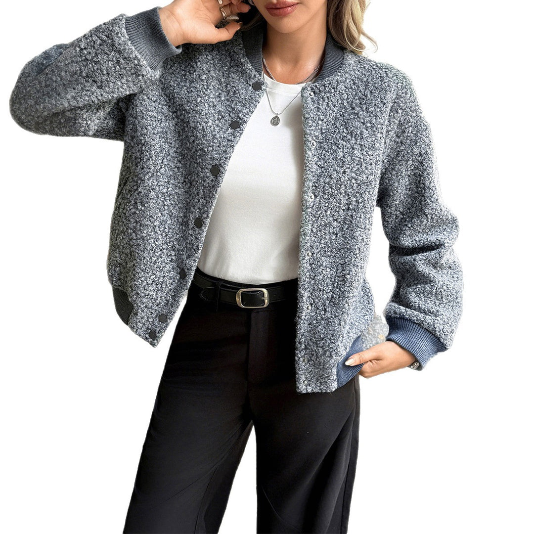 Damen nan kurzer Satin-Trench mit doppelreihiger Knopfleiste, aufgesetzten Pattentaschen und geknöpften Ärmelmanschetten EB
