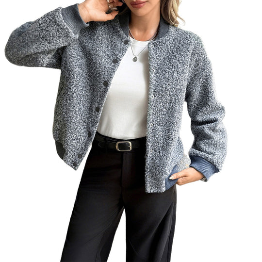 Damen nan kurzer Satin-Trench mit doppelreihiger Knopfleiste, aufgesetzten Pattentaschen und geknöpften Ärmelmanschetten EB