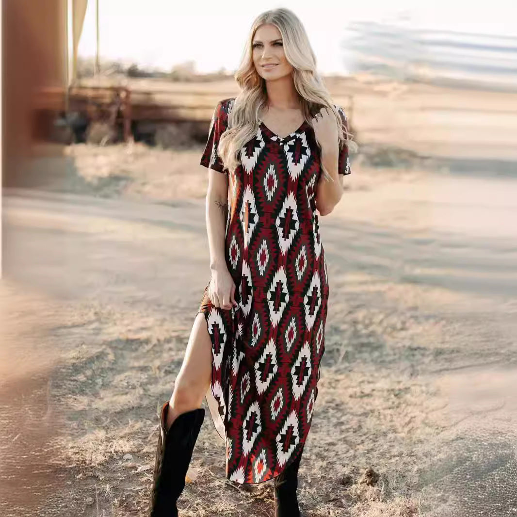 Damen Maxikleid mit tribal-inspiriertem Muster und hochstylisierten Seitenschlitzen EB