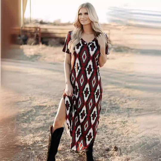 Damen Maxikleid mit tribal-inspiriertem Muster und hochstylisierten Seitenschlitzen EB