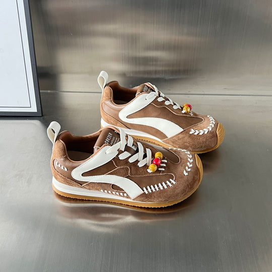 Damen Sportliche Sneakers mit auffälligen Perlenakzenten und hochwertiger Wildleder-Oberfläche EB