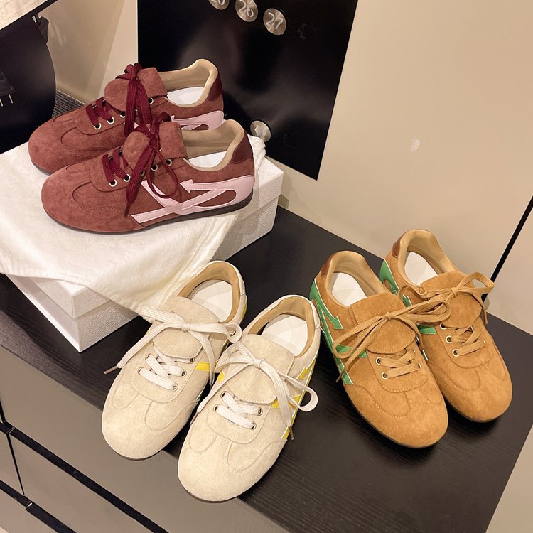 Damen Sneakers mit elegantem Veloursleder und einzigartigem Schnürsystem EB