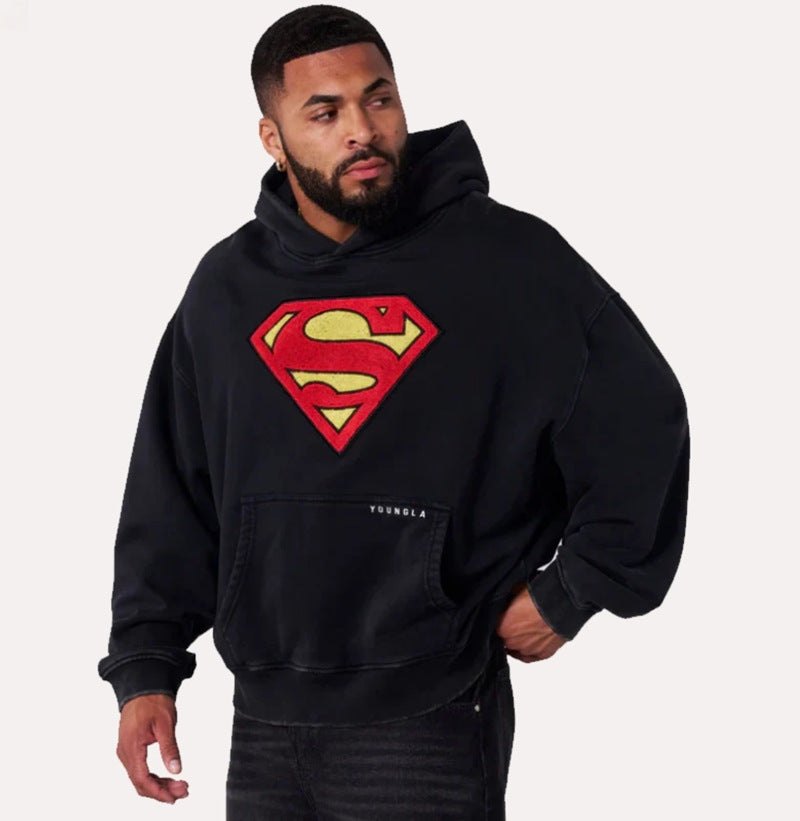 Herren nan weit geschnittener Kapuzenpullover mit markantem Comic‑S‑Logo Kängurutasche und gewaschener Look EB