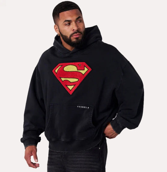 Herren nan weit geschnittener Kapuzenpullover mit markantem Comic‑S‑Logo Kängurutasche und gewaschener Look EB