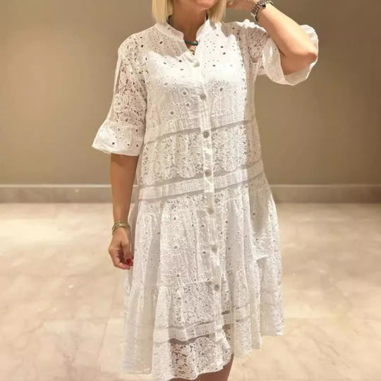Damen nan romantisches Midikleid mit Broderie-Anglaise, durchgeknöpftem Oberteil, Stehkragen, halblangen Volantärmeln und stufigem Saum EB