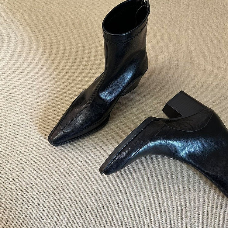 Damen Stiefeletten mit spitz zulaufendem Design und elegantem Blockabsatz EB