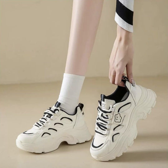 Damen Sportliche Chunky Sneakers mit atmungsaktiver Sohle und eleganten Designelementen EB
