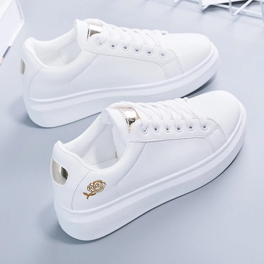 Damen nan urbaner Freizeit-Sneaker mit dezenter Rosenstickerei, erhöhtem Keilsohlenprofil und gepolstertem Komfortfußbett EB