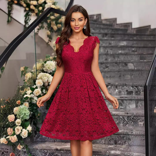 Damen Spitzenkleid mit floralen Applikationen und tiefem V-Ausschnitt EB