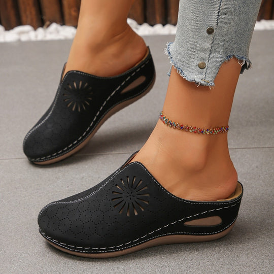 Damen Bequeme Perforierte Slipper-Mules mit Blumenstanzung und gepolstertem Fußbett EB