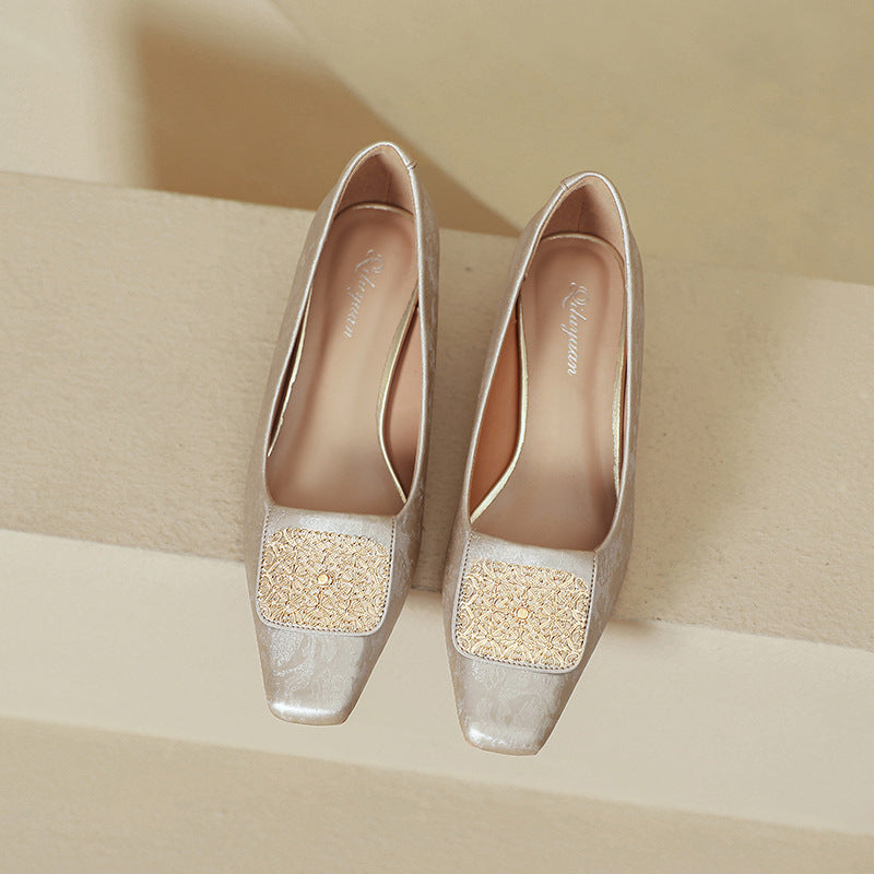 Damen elegante spitze Pumps mit funkelndem Schmuckdetail EB