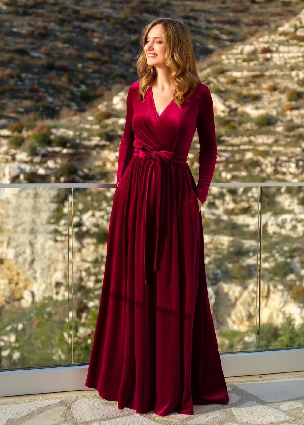 Damen nan elegantes Wickelmaxikleid aus Samt mit V-Ausschnitt, Taillengürtel und seitlichen Eingrifftaschen EB