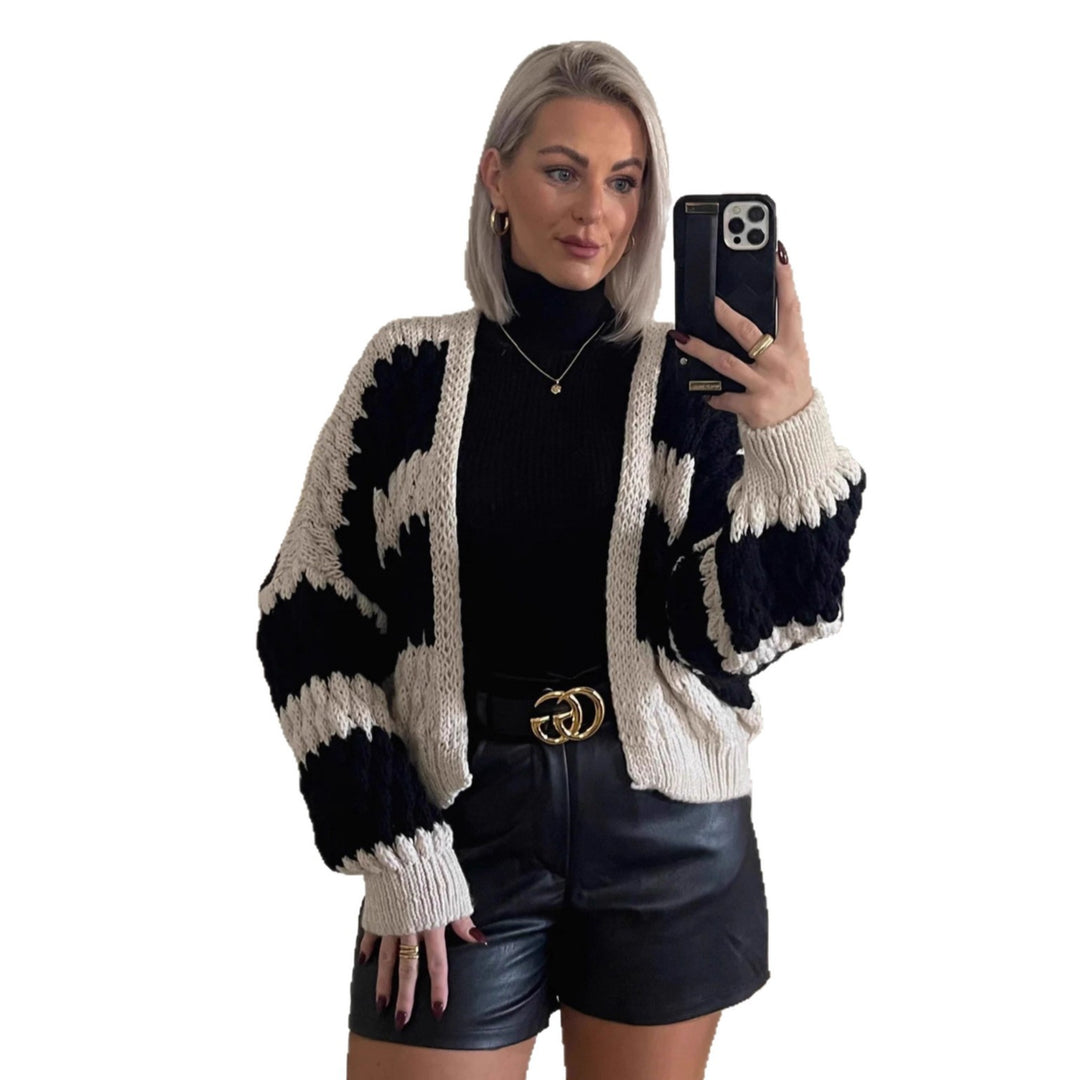 Damen Grobstrickjacke mit grafischem Muster und voluminösen Ärmeln EB