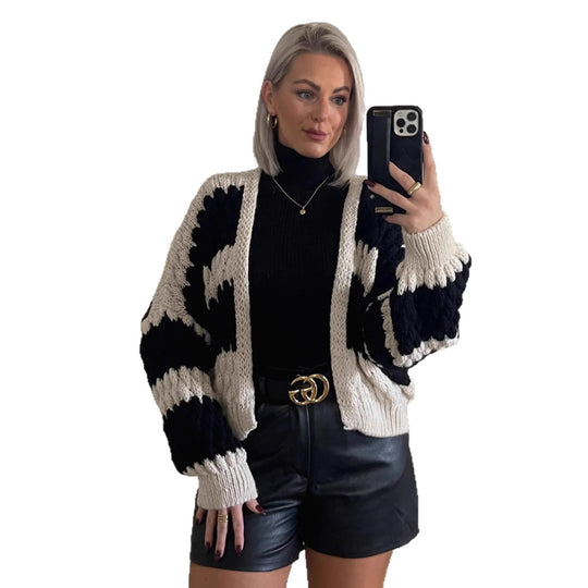 Damen Grobstrickjacke mit grafischem Muster und voluminösen Ärmeln EB