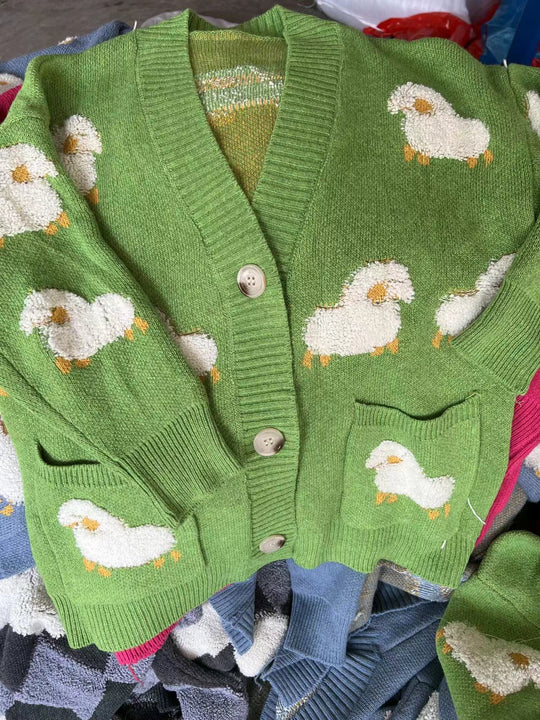 Damen Strickjacke mit verspieltem Schafmotiv und Taschen EB