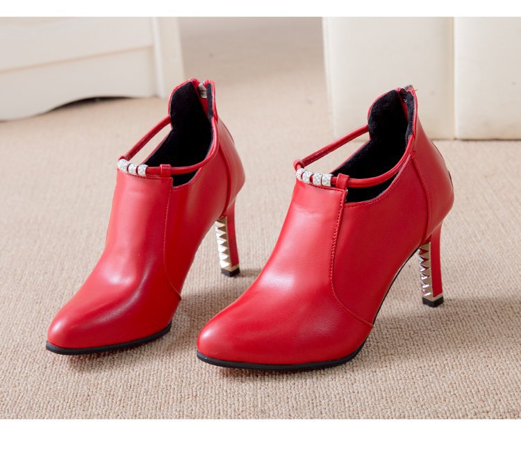 Damen Ankle-Boots mit spitzer Zehenform, funkelndem Strassriemen und skulptiertem Metallabsatz EB