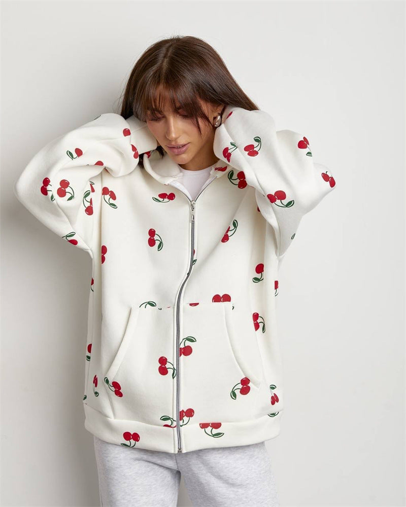 Damen verspielter Kapuzen-Zippullover mit Kirschenprint und oversized Passform Eichborn Berlin