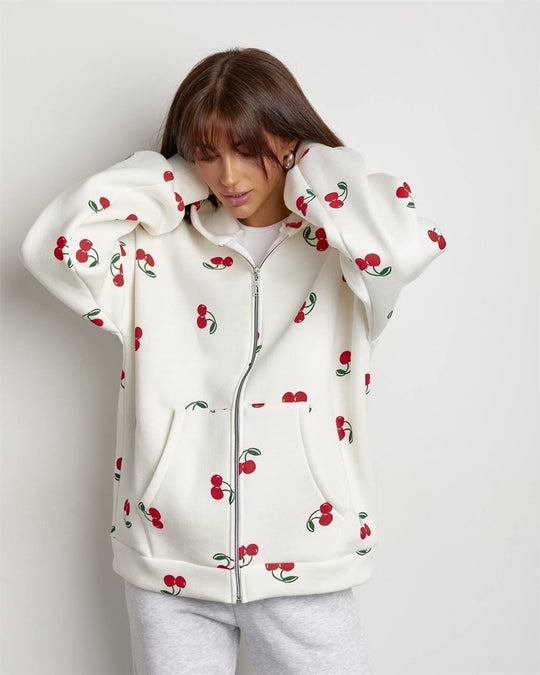 Damen verspielter Kapuzen-Zippullover mit Kirschenprint und oversized Passform Eichborn Berlin