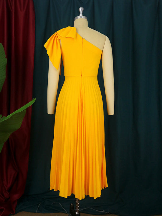 Damen Plissee Maxikleid mit asymmetrischem Träger und Rüschendetail EB