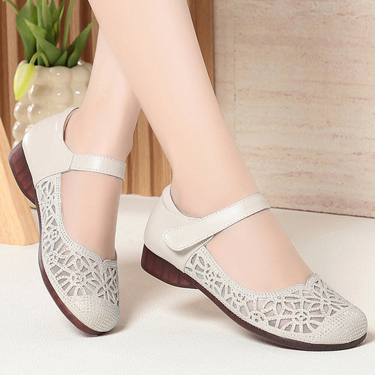 Damen Elegante Ballerinas mit filigranem Blumenmuster und verstellbarem Riemen EB
